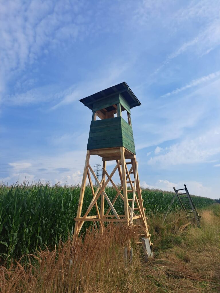 Trwała i komfortowa ambona myśliwska