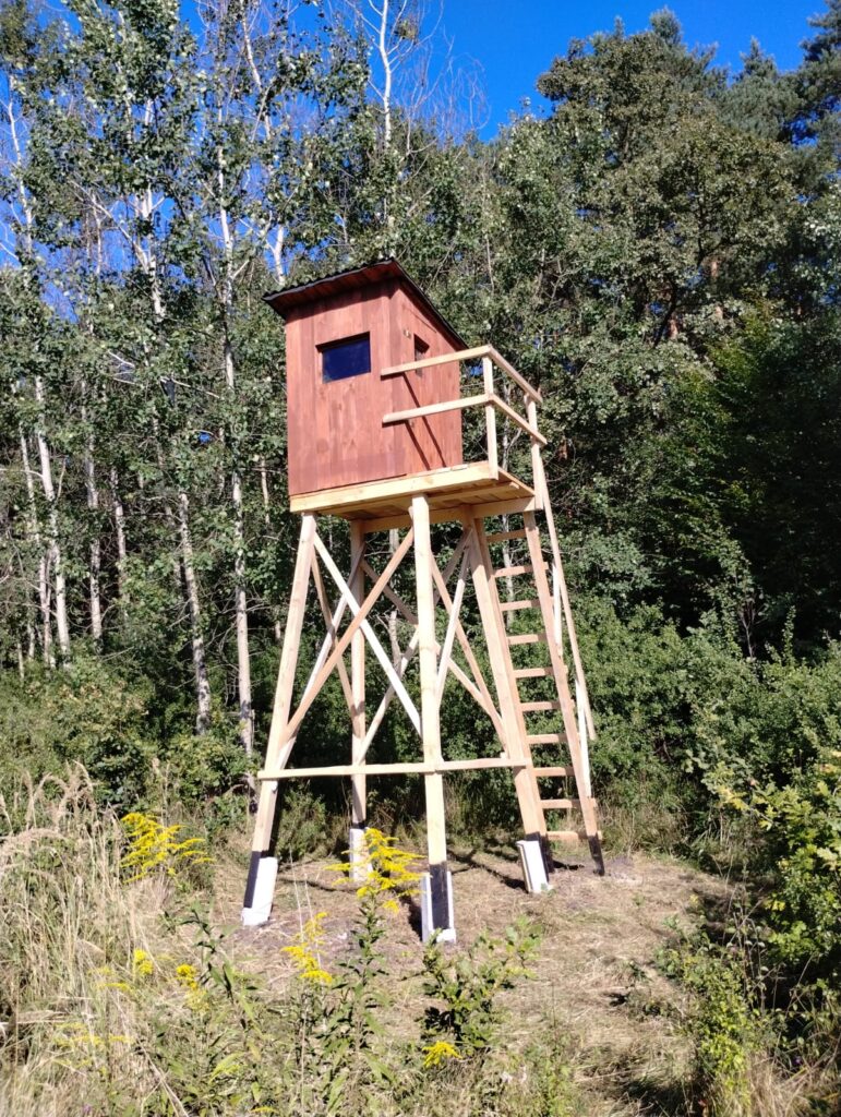 Trwała i komfortowa ambona myśliwska